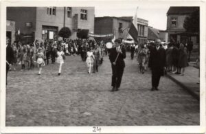 1968.05.01 - Uczniowie ze Szczepankowa na pochodzie, Ostroróg