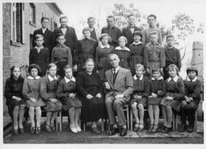 Zdjęcie klasowe klasy IV SP w roku 1961.